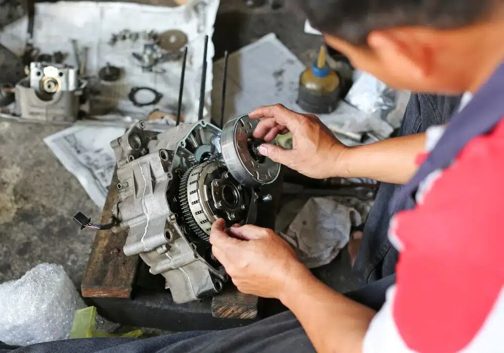 Membersihkan Mesin Motor